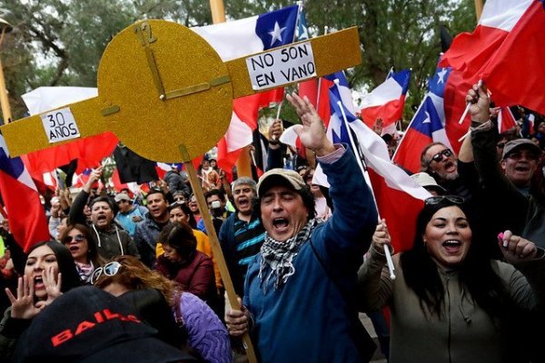 <p>Las fuerzas que lideran la negociación colectiva de Chuqui y los factores que definirán el futuro de la huelga</p>