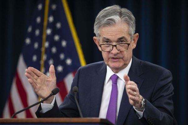 Powell advierte que riesgos para el crecimiento mundial han aumentado y refuerza idea de baja de tasas