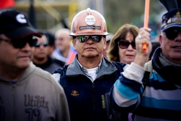 <p>Codelco accede a reponer oferta mejorada bajo condiciones y sindicatos votarán hoy</p>