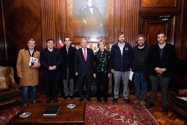 Larraín se reúne con alcaldes por reforma tributaria