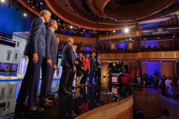 Demócratas atacan a Trump por migración, economía y cambio climático en primer debate presidencial