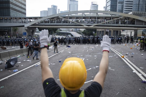 Beijing condena protestas en Hong Kong y denuncia “desafío flagrante”