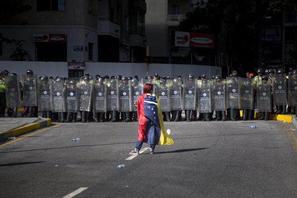 Fiscalía de Venezuela acusa a dos oficiales por muerte de militar detenido