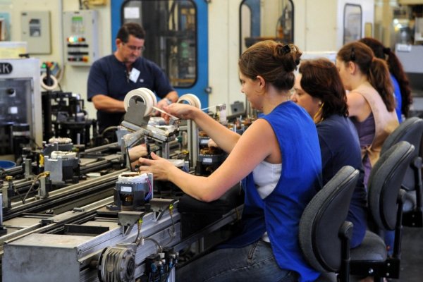 Producción industrial de Brasil cae a nivel de hace 15 años y refuerza temores de recesión