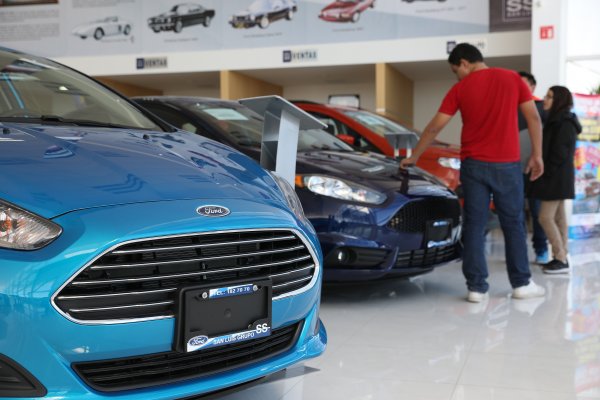 Ford y Chrysler reportan débiles ventas de autos en el primer semestre