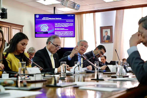 Oposición presenta indicaciones y gobierno renueva urgencia