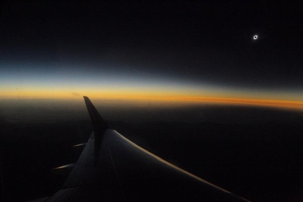 Aerolíneas chilenas también compiten por seguir el eclipse desde las alturas