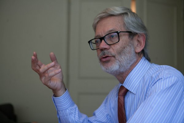 Vuelco en el caso INE: ministro Fontaine asegura que "no resulta posible definir si se trató de un error o de una manipulación"