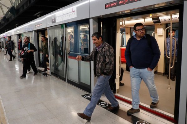 ¿Cuánto gasta al mes en transporte una familia en Santiago?