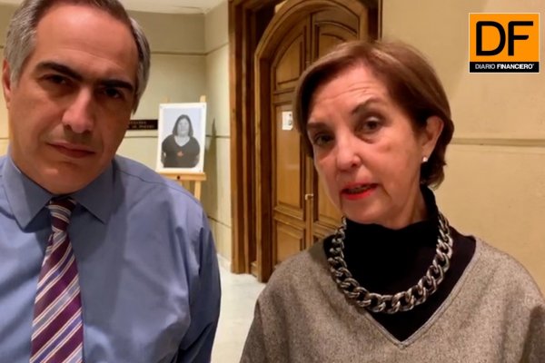 <p>Ahora en DF: Senador Chahuán y ministra Hutt celebran la aprobación general del proyecto que regula aplicaciones de servicio de transporte</p>