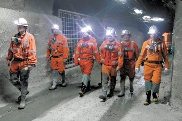 <p>Trabajadores del cobre y nuevas medidas de ahorro de Pizarro: "No estamos de acuerdo en seguir estrujando más a Codelco"</p>