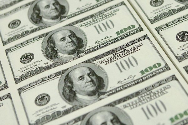 Dólar termina bajo los $ 680 en semana marcada por auge de emergentes