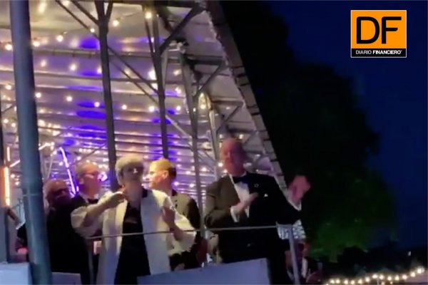 <p>May lo vuelve hacer: La primera ministra británica vuelve a bailar "Dancing Queen"</p>