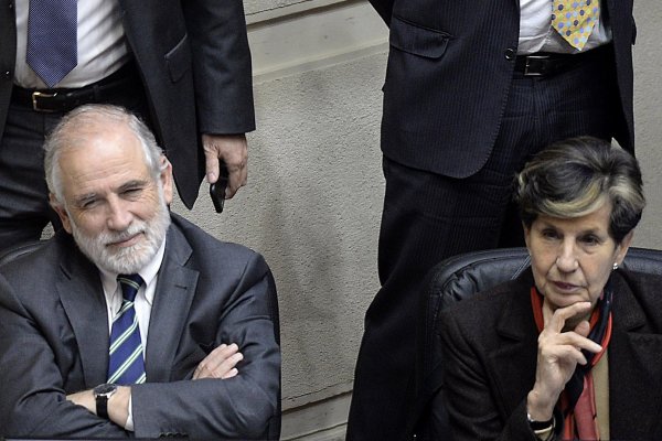 Senadores PS se enfrentan a gremios por inserto en contra de la reforma al Código de Aguas
