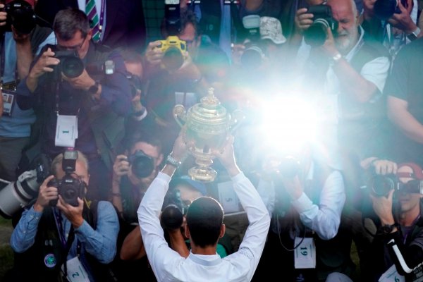 Djokovic gana la final más larga en la historia de Wimbledon y lo celebra de una particular manera