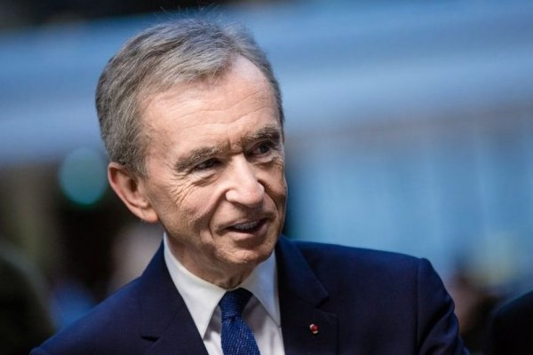 El lujo vence a la tecnología: El dueño de Louis Vuitton es más rico que Bill Gates
