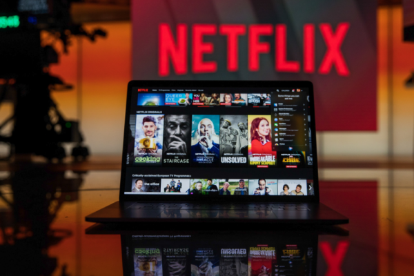Netflix se desploma casi 11% en bolsa por crecimiento menor a lo esperado en suscriptores