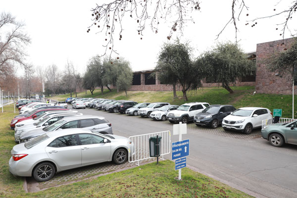 <p>En superficie, se pueden estacionar cerca de 1.200 vehículos. / Foto: Rodolfo Jara</p>