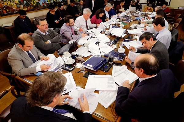 <p>La comisión de Trabajo de la Cámara de Diputados discutiendo la materia. / Foto: Agencia Uno </p>