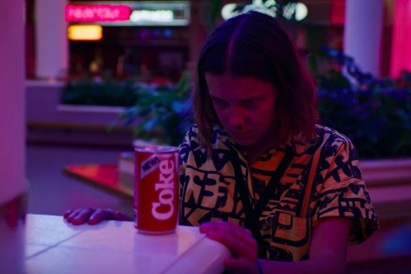 Ganancias de Coca Cola suben 16% en primer semestre por alianza con serie de Netflix "Stranger Things"