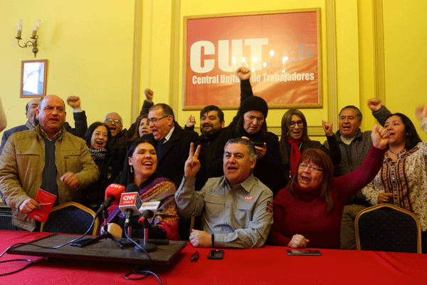 <p>Directiva de la Central celebrando fallo del Tricel. / Foto: Agencia Uno </p>