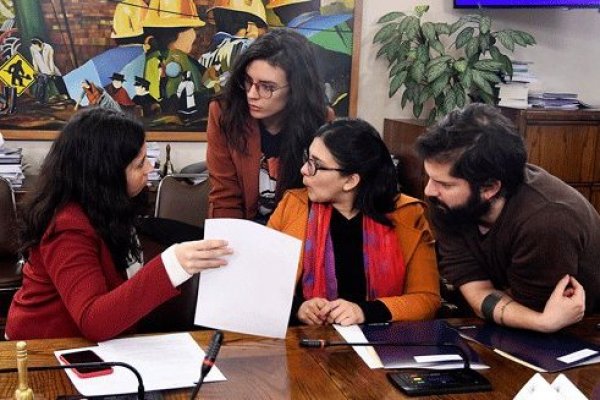 <p>Gael Yeomans junto a las diputada PC, Camila Vallejo y Karol Cariola, además del diputado Gabriel Boric. / Foto: Agencia Uno </p>