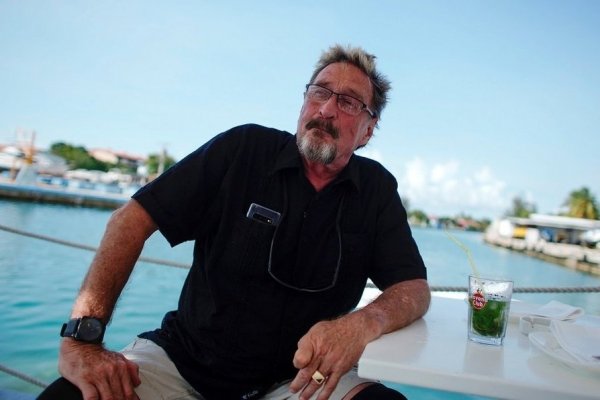 Reaparece John McAfee en República Dominicana y es detenido por llevar armas a bordo de su yate