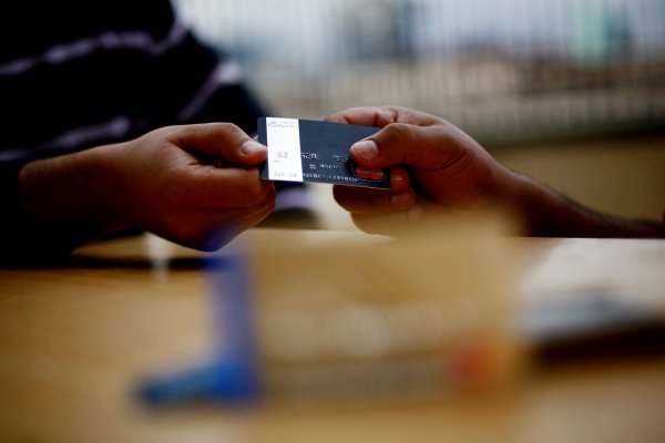 <p>Renovada oferta de la banca para captar clientes premium con tarjetas de lujo</p>