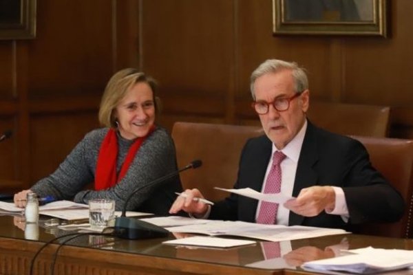Tras ocho horas de intensas negociaciones sale humo blanco y consejo del Colegio de Abogados designa nueva mesa