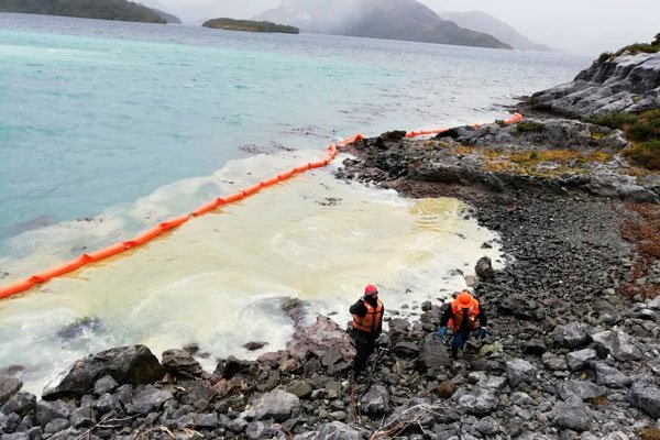 CAP dispone una tercera barcaza de apoyo para controlar el derrame de diésel en Isla Guarello