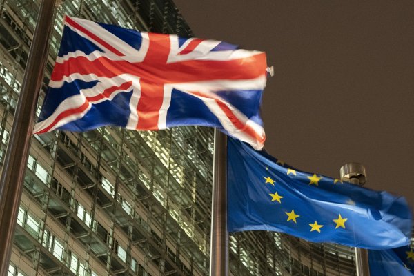 La libra agrava su caída y ya se habla de una paridad con el euro