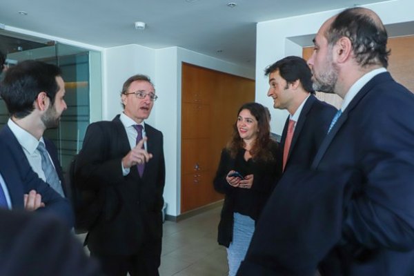 <p>De izquierda a derecha, los abogados Pedro Rencoret, José Miguel Gana, Julio Pellegrini y Cristián Gandarillas en el TDLC. / Foto: Rodolfo Jara</p>