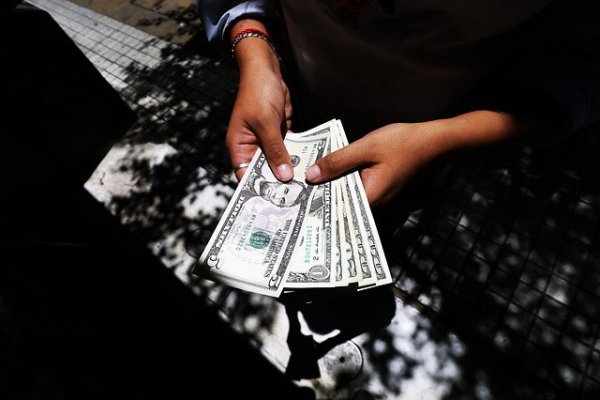 Dólar se aleja de barrera de $ 700 y cierra con fuerte retroceso