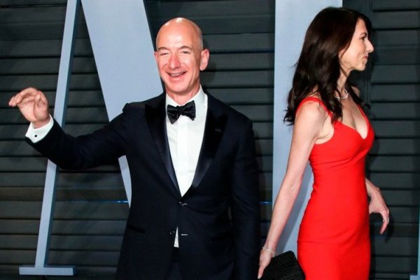 <p>Jeff Bezos completa los trámites de su divorcio con la venta de casi un millón de acciones de Amazon</p>