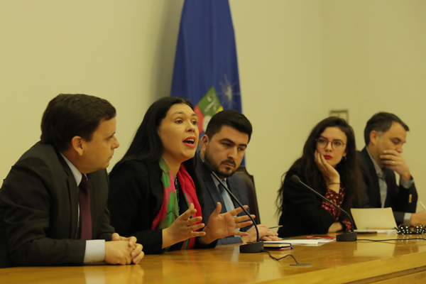 <p>En la foto: Alfonso Swett, Bárbara Figueroa, Pablo Zenteno, Camila Vallejo y Javier Macaya.</p>