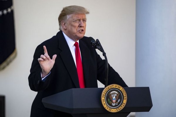 Trump contraataca; acusa a China de "manipular divisas" y sube presión a la Fed