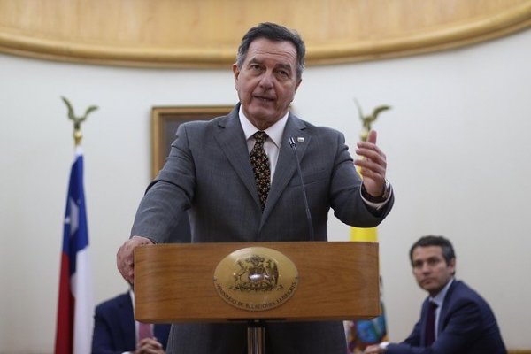 Gobierno confirma designación de Roberto Ampuero como embajador en España
