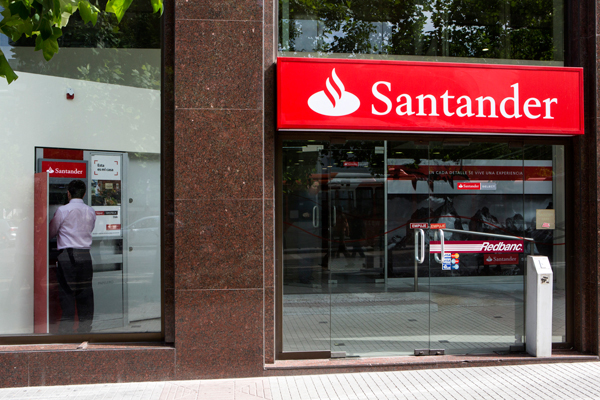 Informe de Deloitte recomienda a Santander comprar negocio de crédito automotriz