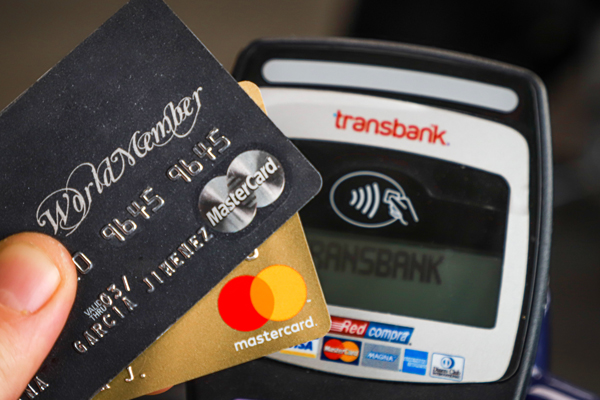 Crece tensión entre la banca y Mastercard por tarifas en nuevo modelo de medios de pago