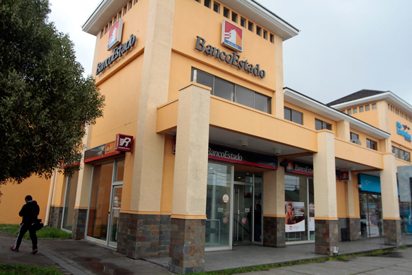 <p>BancoEstado está enfrentado con algunos bancos privados en el TDLC. Foto: Agencia Uno </p>