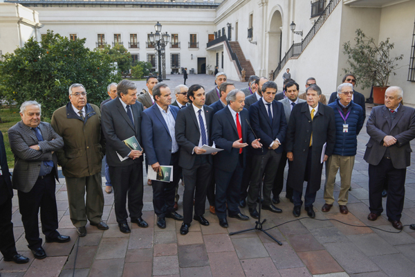 <p>Acompañado de parlamentarios y dirigentes de las PYME hizo ayer el anuncio el ministro Monckeberg. Foto: Agencia Uno </p>