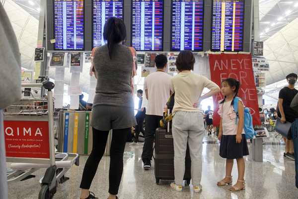 Aeropuerto de Hong Kong cancela todos sus vuelos tras irrupción de manifestantes en el terminal