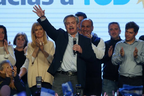 Fernández arrasa con Macri y toma carrera para las presidenciales de Octubre
