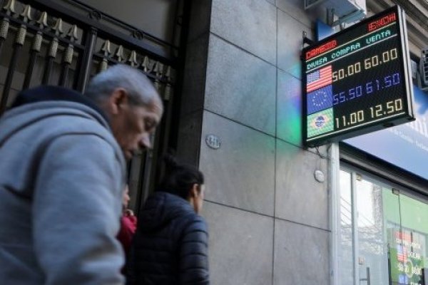 Hecatombe en los mercados argentinos: el Merval sufre su mayor caída diaria en casi tres décadas y el peso pierde más de 15%