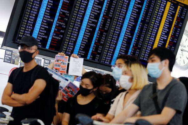 Crisis en Hong Kong: autoridades suspenden todos sus vuelos de salida por segundo día consecutivo