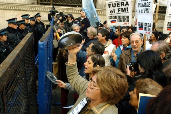 Gobierno argentino estudia medidas para "aliviar" impacto social frente a la devaluación e inflación