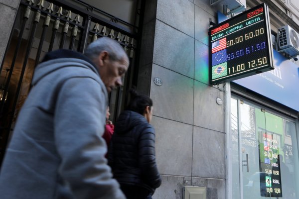 Argentina no levanta cabeza: Riesgo país ya supera los 1.700 puntos y el dólar no para de subir