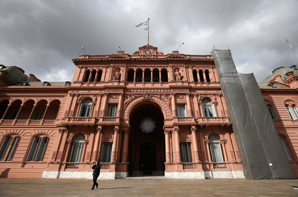 Ni el feriado salvó a Argentina: Bonos y acciones en EEUU se desploman, y el riesgo país sube a 1.875 puntos