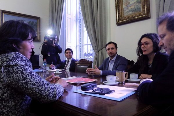 <p>Reducción de jornada: senadores de oposición se cuadran con proyecto de Vallejo y se lanzan contra el gobierno</p>