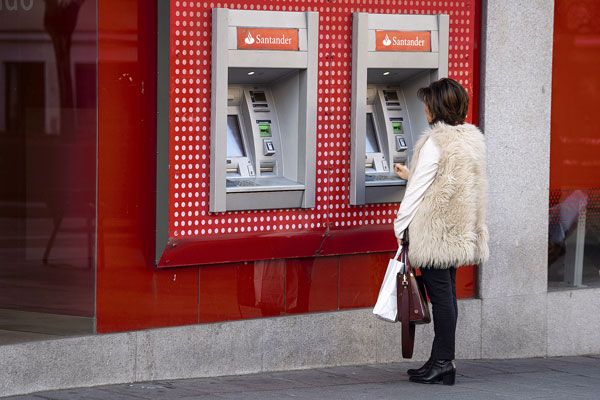 Santander anuncia que cerrará en España el 16% de su red de sucursales